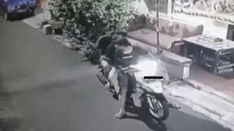 Viral Empat Pemuda Curi Kaleng Kerupuk, Kabur Naik Motor Boncengan Berempat