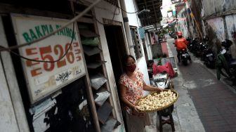 Pekerja memproduksi bakpia di Bakpia Pathok 526 Sedulur, Ngampilan, Pathuk Sanggrahan, Yogyakarta, Jumat (27/8/2021).  ANTARA FOTO/Andreas Fitri Atmoko