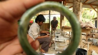 Perajin UMKM menyelesaikan produk berbagai kerajinan dari batu giok nephrite di Desa Lae Bersih, Kota Subulussalam, Aceh, Jumat (27/8/2021). ANTARA FOTO / Irwansyah Putra