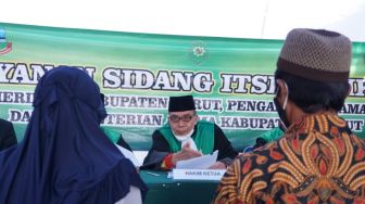 Tak Punya Akta Nikah, Puluhan Pasangan di Garut Ikuti Sidang Isbat