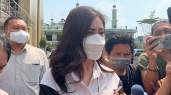 Tegaskan Sebagai Korban, Istri Jonathan Frizzy Irit Bahas KDRT