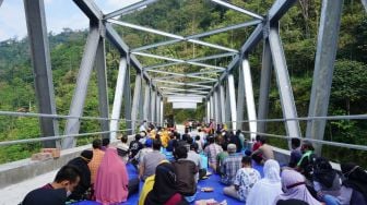 Cerita Unik Puluhan Warga Gelar Syukuran di Jembatan Plipiran Banjarnegara