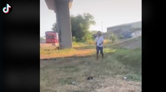 Viral Polisi Beri Uang Anak yang Tinggal di Kolong Jembatan, Begini Respon Warganet