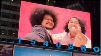 Wow! Babe Cabita dan Marshel Widianto Nampang di Billboard Times Square New York City