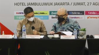 Komisaris Iwa Sukresno Karunia dan Direktur Utama 
 PT Arkadia Digital Media Tbk Wiliam Martapura saat menggelar Rapat Umum Pemegang Saham (RUPS) di Jambuluwuk Thamrin Hotel, Jakarta, Jumat (27/8/2021). [Suara.com/Alfian Winanto]