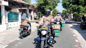 Kapolres Sukoharjo AKBP Wahyu Nugroho Setyawan dan Tim Pakai Motor Bronjong Antarkan Paket Sembako