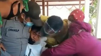 Viral Pria Bertato Merengek Takut Disuntik Vaksin, Duduk Sambil Peluk Polisi