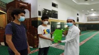 Si Kembar Keanu dan Valen Masuk Islam di Masjid Agung Annur