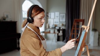 Tetap bisa melakukan hobi meski sambil merawat Si Kecil