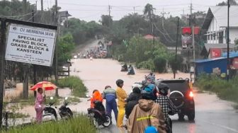 Balikpapan Diterjang Banjir, 10 Balita dan Puluhan Warga Dievakuasi