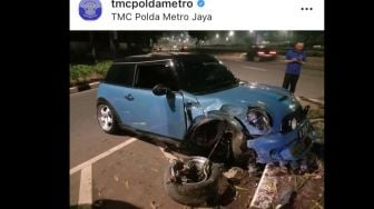 MINI Cooper Biru Alami Laka Lantas Dekat JCC Senayan, Bemper Depan dan Fender Rusak