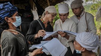 Warga Suku Baduy Dalam menyiapkan dokumen sebelum melakukan perekaman data KTP Elektronik warga suku Baduy di Kampung Cijahe, Lebak, Banten, Sabtu (28/8/2021). [ANTARA FOTO/Muhammad Bagus Khoirunas]