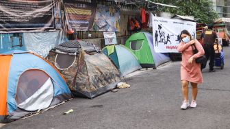 Tenda - tenda sementara para Pencari Suaka asal Afghanistan di Kebon Sirih, Jakarta Pusat, Sabtu (28/8/2021). [Suara.com/Alfian Winanto]