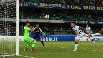 Penyerang Inter Milan Lautaro Martinez mencetak gol pertama timnya selama pertandingan sepak bola Serie A Italia antara Hellas Verona melawan Inter di Stadion Marc'Antonio Bentegodi, Sabtu (28/8/2021) dini hari WIB. MIGUEL MEDINA / AFP