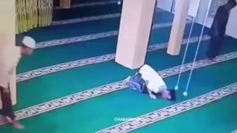 Bapak Ini Meninggal Saat Sujud Salat di Masjid, Warganet Cemburu...