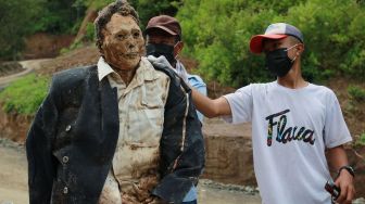 Tradisi Membersihkan Mayat pada Ritual Manene di Toraja