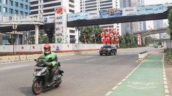 Proyek pembangunan Jembatan Penyeberangan Orang (JPO) sekaligus Jembatan Penyeberangan Sepeda (JPS) Karet-Sudirman di Karet Tengsin, Jakarta Pusat, Sabtu (28/8/2021). [Suara.com/Alfian Winanto]