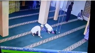 Viral Jemaah Meninggal saat Salat dalam Posisi Sujud, BKM: Almarhum Sering Sedekah