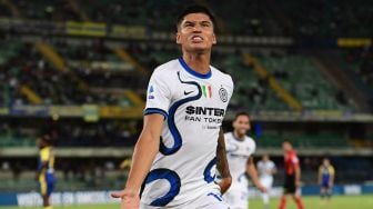 Pemain depan Inter Milan Joaquin Correa merayakan gonya setelah mencetak gol kedua timnya selama pertandingan sepak bola Serie A Italia antara Hellas Verona melawan Inter di Stadion Marc'Antonio Bentegodi, Sabtu (28/8/2021) dini hari WIB.  MIGUEL MEDINA / AFP