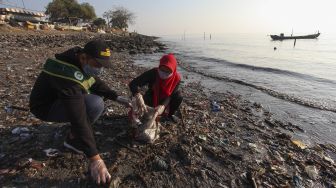 Aksi Bersih-bersih Sampah di Pantai Kedung Cowek