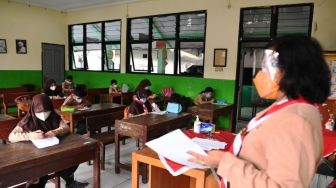 610 Sekolah Akan Tatap Muka di Jakarta Mulai Besok, Polda Metro Jaya Tempatkan Polisi