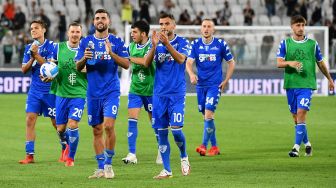 Pelatih Juventus Italia Massimiliano Allegri (tengah) memberikan instruksi kepada pemain depan Juventus Italia Federico Chiesa (kanan) selama pertandingan sepak bola Serie A Italia Juventus melawan Empoli di Stadion Allianz, Sabtu waktu setempat atau Minggu (29/8/2021) dini hari WIB.  [AFP Photo]