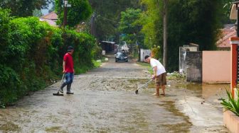 Pemukiman Warganya Dibanjiri Kotoran Sapi, Kepala Desa: Meluber Saat Hujan!