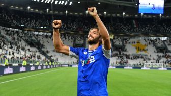 Gelandang Empoli Italia Leonardo Mancuso (kanan) merayakan golnya usai mencetak gol pertama selama pertandingan sepak bola Serie A Italia Juventus melawan Empoli di Stadion Allianz, Sabtu waktu setempat atau Minggu (29/8/2021) dini hari WIB. [AFP Photo]