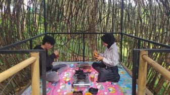 Menikmati Suki di Tengah Hutan Pinus Ala Romantic Garden Pinus