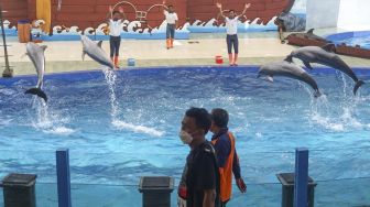 Petugas Satgas COVID-19 Kabupaten Batang memantau simulasi pembukaan wisata di Batang Dolphins Center, Kabupaten Batang, Jawa Tengah, Minggu (29/8/2021). [ANTARA FOTO/Harviyan Perdana Putra]