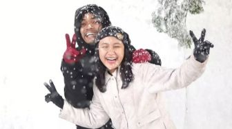 Bikin Heboh! Mirip Serial Winter Sonata, Pemuda Magelang Foto Mesra Diguyur Hujan Salju