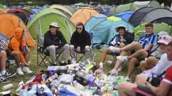 Para pengunjung festival menghadiri Festival Musik Reading di London, Inggris, pada (27/8/2021). [DANIEL LEAL-OLIVAS / AFP]