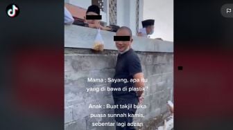 Santri Menangis Penuh Haru saat Dikunjungi Ortu Lewat Tembok Tinggi