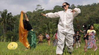 Seniman menampilkan tarian Peradaban Desa saat Festival Lima Gunung (FLG) XX di tengah persawahan Dusun Sudimoro, Baleagung, Grabag, Magelang, Jawa Tengah, Minggu (29/8/2021). [ANTARA FOTO/Anis Efizudin]