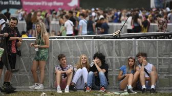 Para pengunjung festival menghadiri Festival Musik Reading di London, Inggris, pada (27/8/2021). [DANIEL LEAL-OLIVAS / AFP]