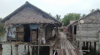 Pemprov Kepri Janji Perbaiki Rumah Warga Suku Laut di Lingga