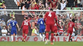 Gelandang Liverpool Mohamed Salah (kanan) mencetak gol pertama mereka dari titik penalti selama pertandingan sepak bola Liga Premier Inggris antara Liverpool dan Chelsea di Anfield, Liverpool, Inggris, pada (28/8/2021). [Paul ELLIS / AFP]