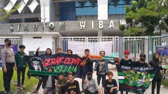 Termakan Hoaks, Belasan Bonek Dibubarkan Polisi di Stadion Wibawa Mukti