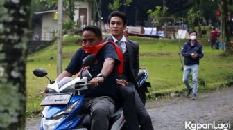 6 Potret Unik Pemain Buku Harian Seorang Istri saat Naik Ojek, Ada yang Pake Roll