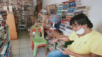 Berdekatan dengan Gerai Smartphone, Kisah Penjual Buku Bekas yang Bertahan di Lucky Plaza