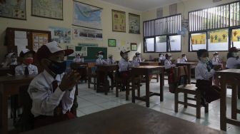 Sejumlah siswa mengikuti pembelajaran tatap muka di SDN Pondok Labu 14 Pagi, Jakarta, Senin (30/8/2021). [Suara.com/Angga Budhiyanto]