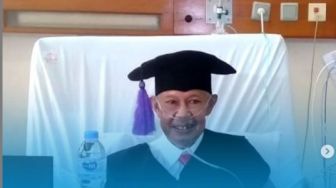 Terharu, Dosen Tetap Hadiri Sidang Mahasiswa Meski Pakai Selang Oksigen