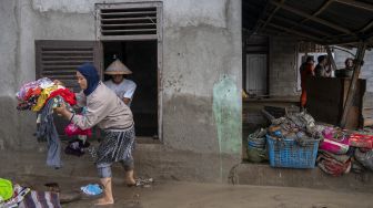 Sejumlah warga mengevakuasi barang-barangnya melalui jendela setelah terjadi banjir bandang di Desa Rogo, Dolo Selatan, Sigi, Sulawesi Tengah, Senin (30/8/2021). [ANTARA FOTO/Basri Marzuki]