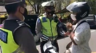 Viral Pemuda Ngamuk Diberhentikan Polisi, Emosi sampai Pukul Motor