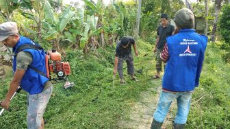 Jalan Menuju TPU di Pandeglang Dipenuhi Rumput Liar dan Sampah