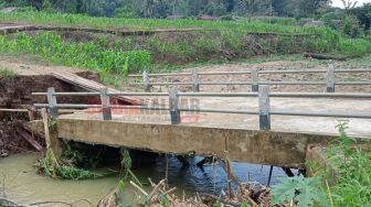 Jembatan Desa Benteng di Bengkayang Nyaris Ambruk Diterjang Banjir