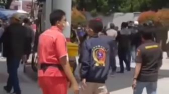 Viral! Pegawai SPBU Cipadung Bandung Babak Belur Dihajar Puluhan Warga