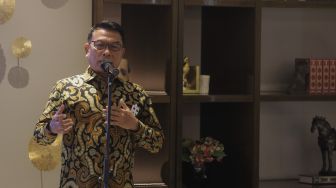 Founder PT Mobil Anak Bangsa (MAB) Jenderal TNI (Purn) Dr. Moeldoko memberikan sambutan saat acara penyerahan bus listrik MAB tipe MD 12E NF kepada PT Riau Andalan Pulp and Paper di Gedung Sahid Sudirman Center, Jakarta, Selasa (31/8/2021). [Suara.com/Angga Budhiyanto]