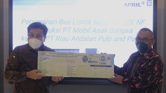 Presiden Direktur PT Mobil Anak Bangsa (MAB) Kelik Irwantono (kanan) menyerahkan bus listrik MAB tipe MD 12E NF secara simbolik kepada Presiden Direktur PT Riau Andalan Pulp and Paper Sihol Parulian Aritonang di Gedung Sahid Sudirman Center, Jakarta, Selasa (31/8/2021). [Suara.com/Angga Budhiyanto]