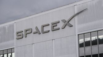 Toilet Pesawat Luar Angkasa SpaceX Bocor, Astronot Buang Air di Celana Dalam
